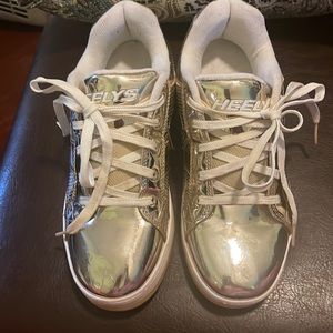 Heelys size 7 in great shape ready to ride. Perfect gift for the summer fun.